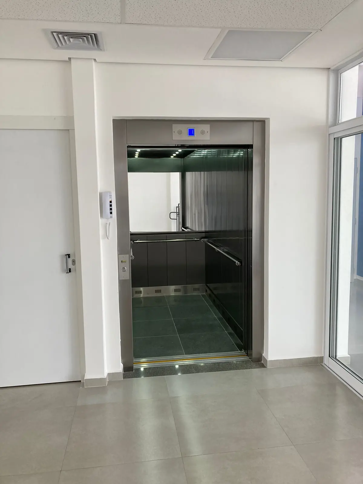 Elevadores em Hospitais: Aumente a Experiência do Paciente 2 Novos Elevadores em Hospitais