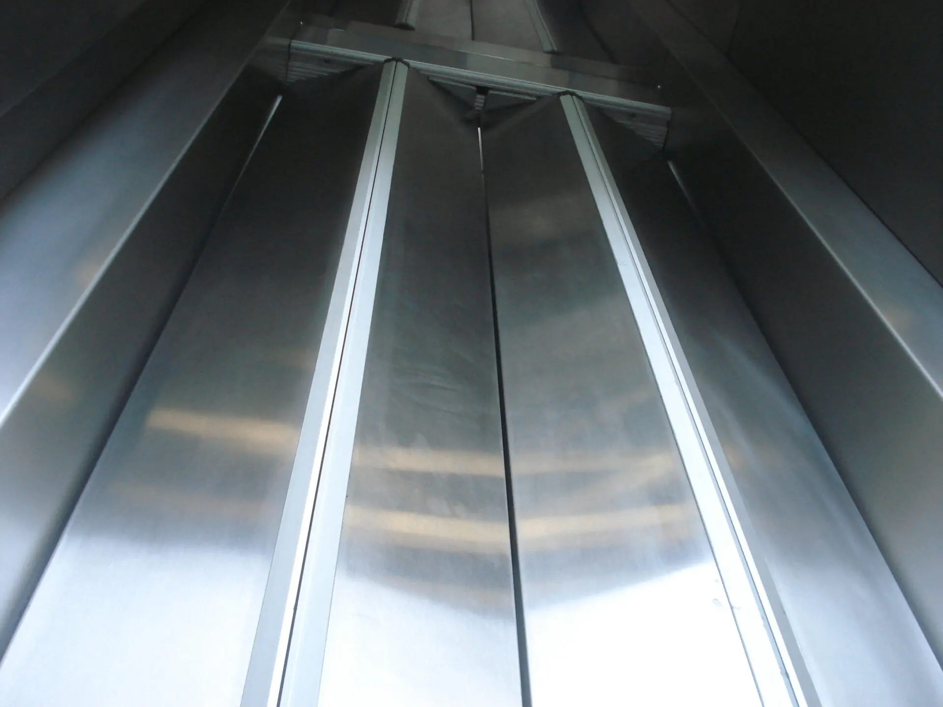 Segurança em portas de elevadores: cuidados essenciais 2 Portas de elevadores