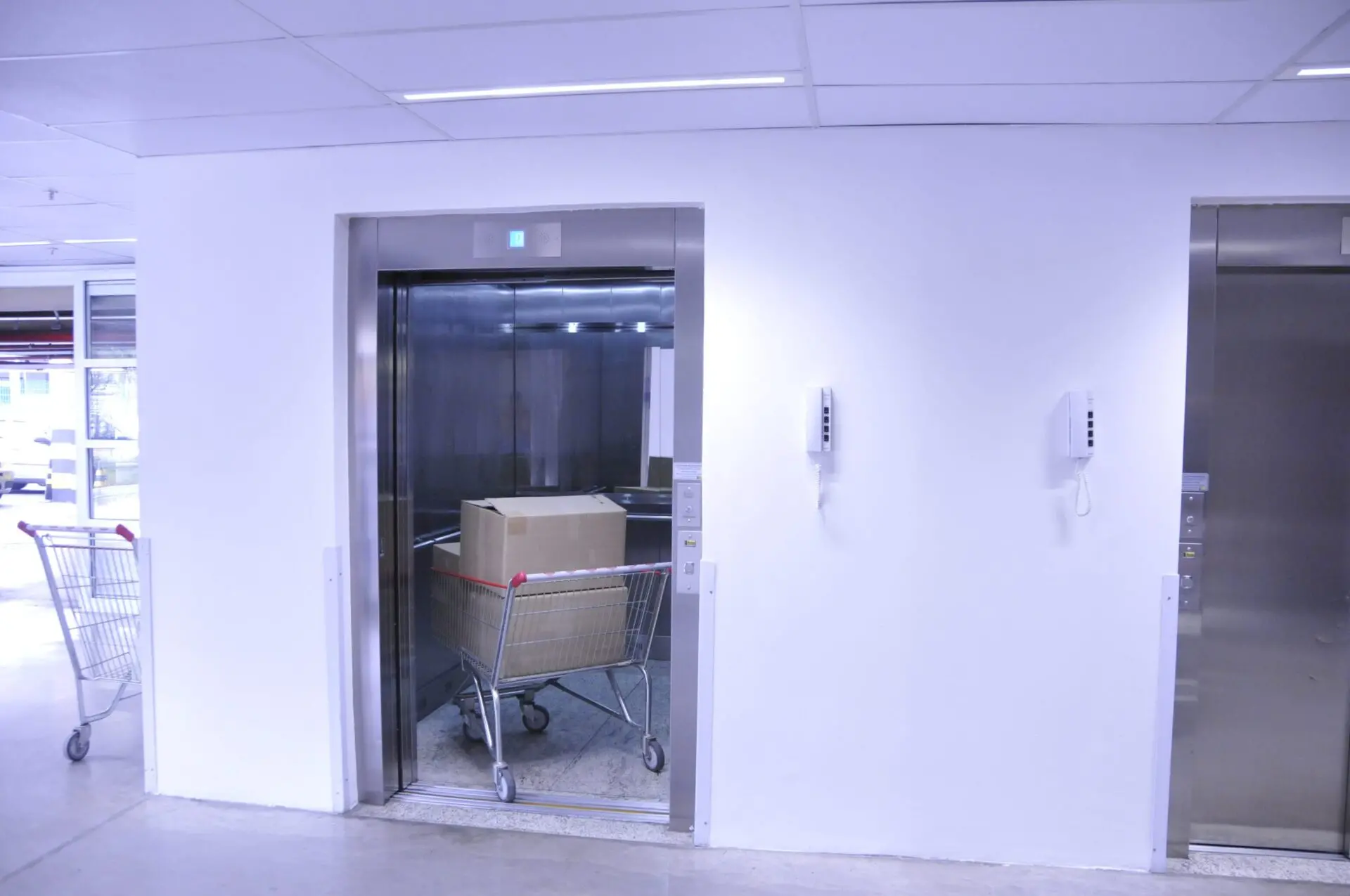 Elevador de carga para logística em indústrias 2 Elevador de carga