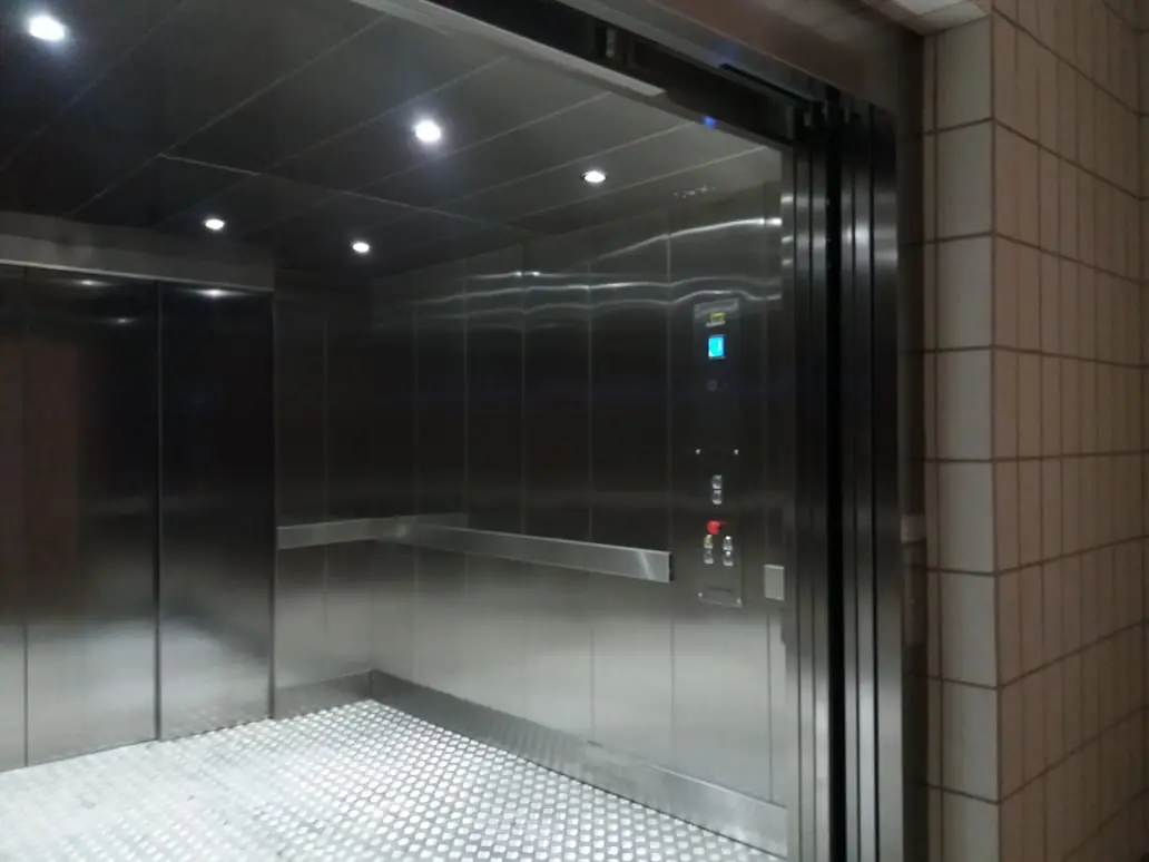 Elevador de carga para logística em indústrias 4 Elevador de carga