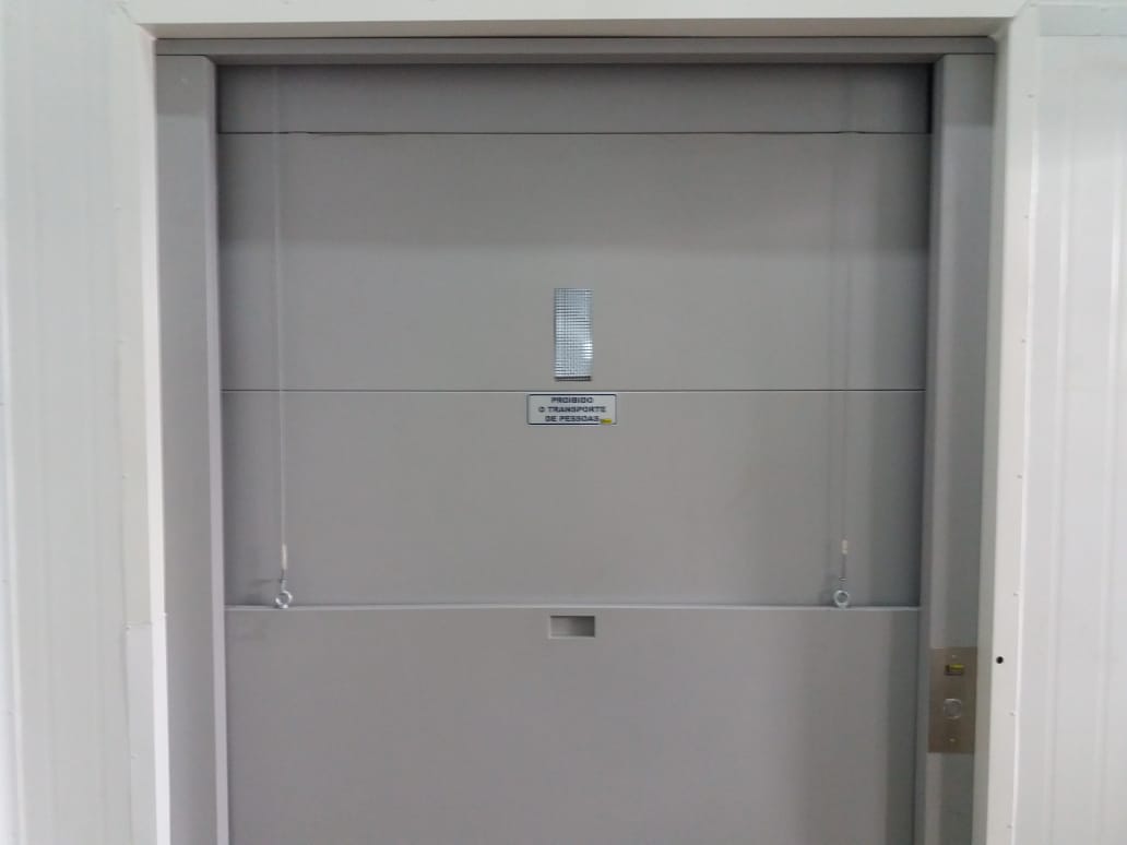 Elevador Industrial: Tipos, Capacidades e Como Escolher para sua Indústria 4 Elevador industrial de carga Basic Elevadores — transporte vertical em indústrias SP