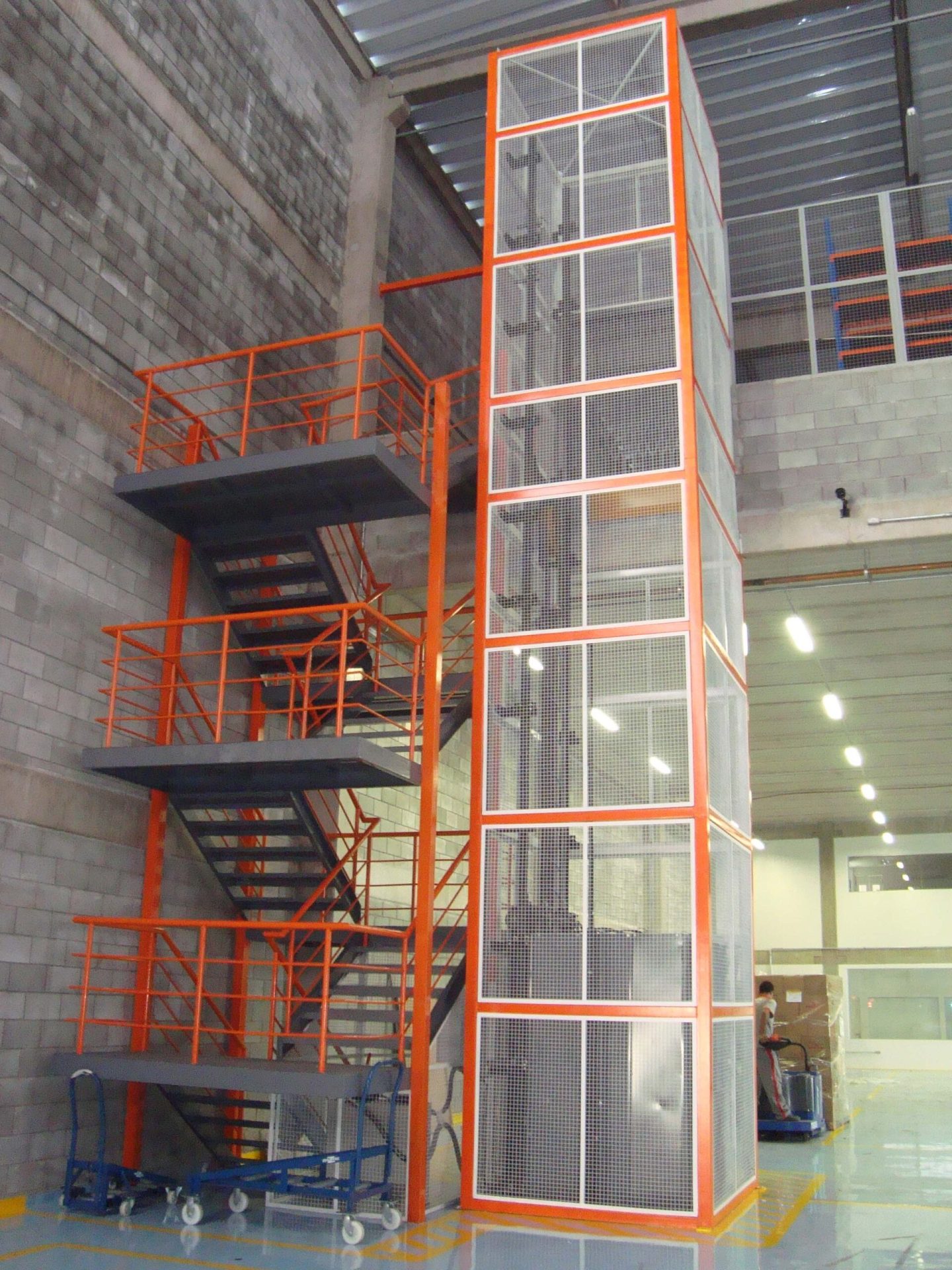 Elevador Industrial: Tipos, Capacidades e Como Escolher para sua Indústria 3 Elevador industrial BECH hidráulico cabinado — Basic Elevadores SP