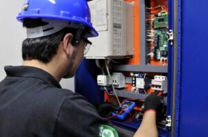 Empresa de Elevadores em SP: como escolher com segurança 3 Técnico da empresa de elevadores Basic realizando manutenção em SP